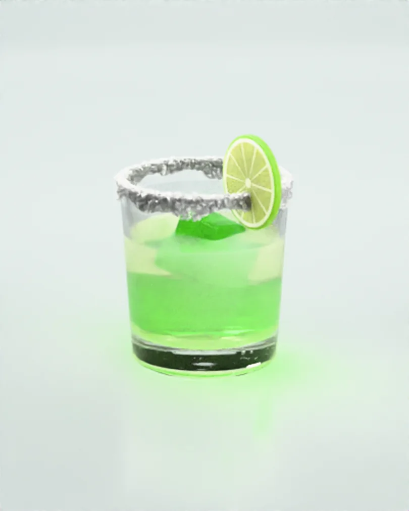 Tuz kenarlı viski bardağında buzlu Margarita ve misket limonu dilimi