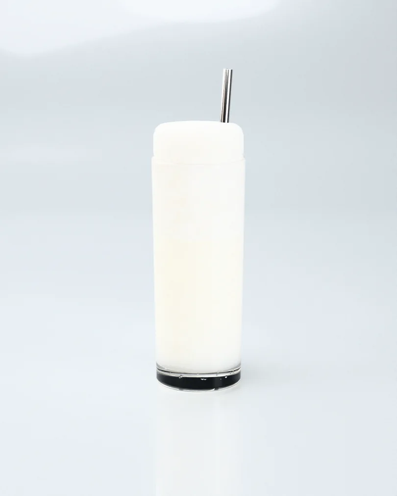 Beyaz köpüğü bardağın ağzını aşan Ramos Gin Fizz ve metal pipet