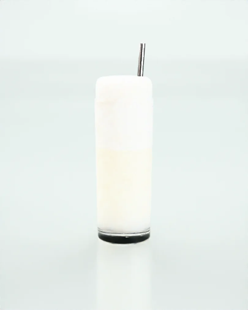 Beyaz köpüğü bardağın ağzını aşan Ramos Gin Fizz ve metal pipet
